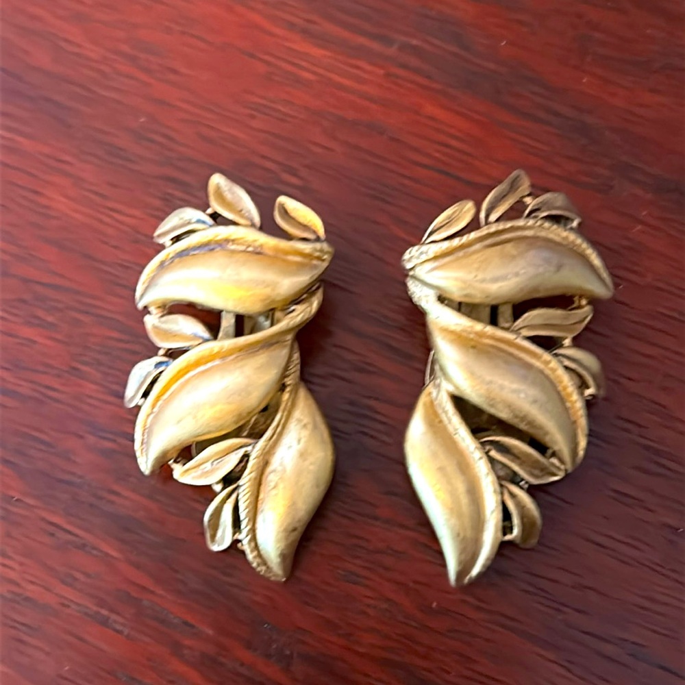 Vintage signed Oscar de la Renta gold tone clip on earrings